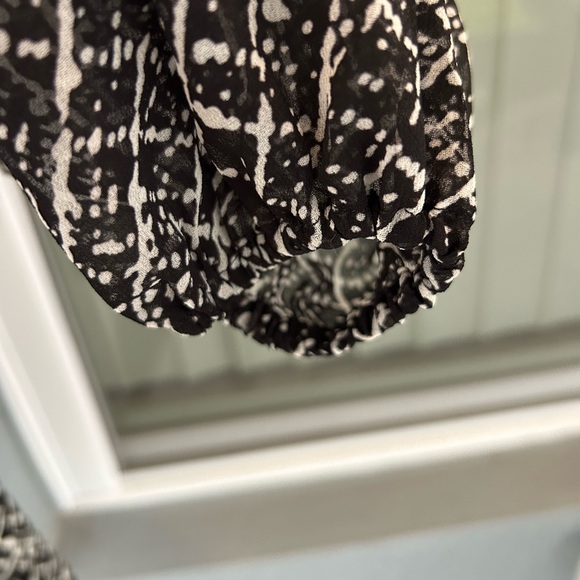 White House Black Market V-neck Stretchy Sheer Sleeves Lined Tunic Top Size XL - Picture 3 of 7